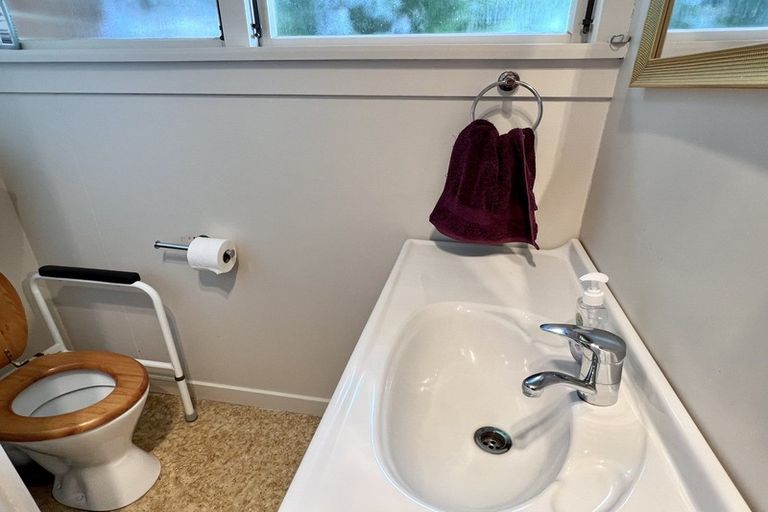 Photo of property in 65 Orawia Road, Tuatapere, 9620