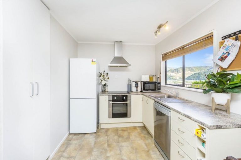 Photo of property in 30 Castle Crescent, Stokes Valley, Lower Hutt, 5019