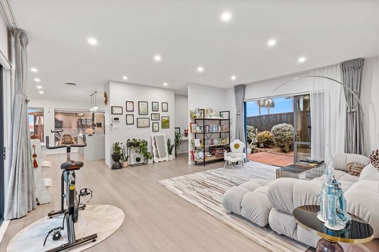 Photo of property in 26a Bernleigh Terrace, West Harbour, Auckland, 0618