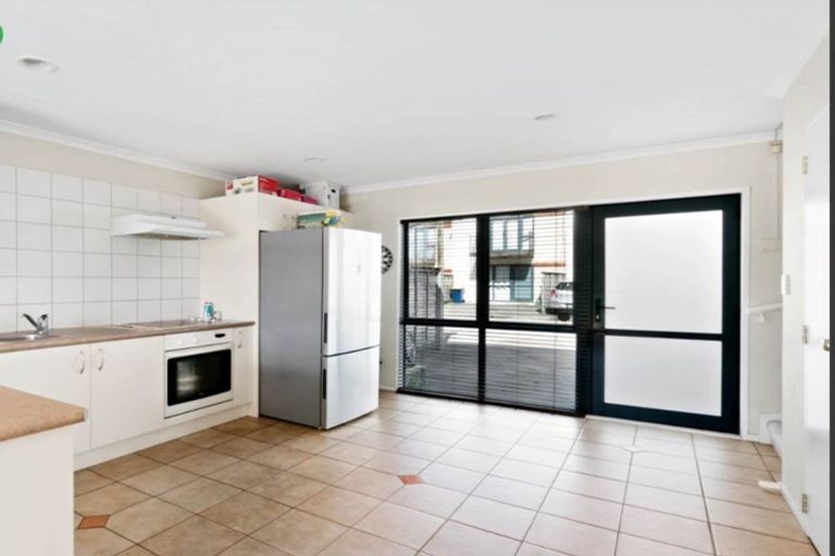 Photo of property in Tuscany Way, 15/3 Ambrico Place, New Lynn, Auckland, 0600