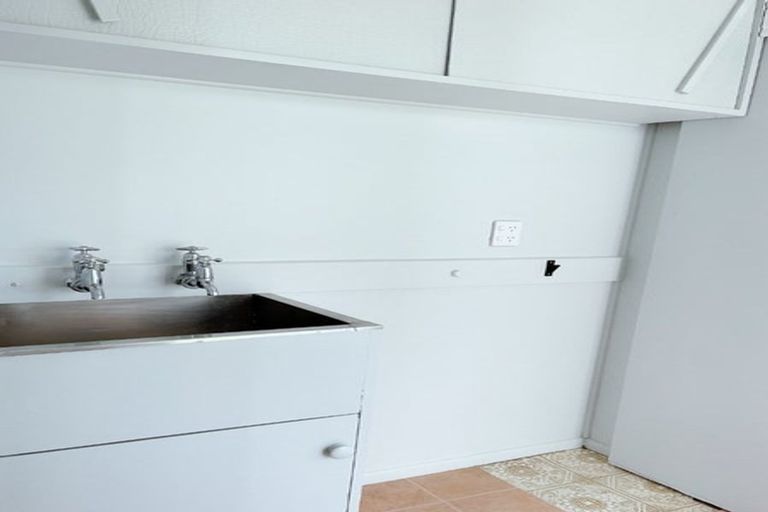 Photo of property in 1/29 Howard Road, Northcote, Auckland, 0627