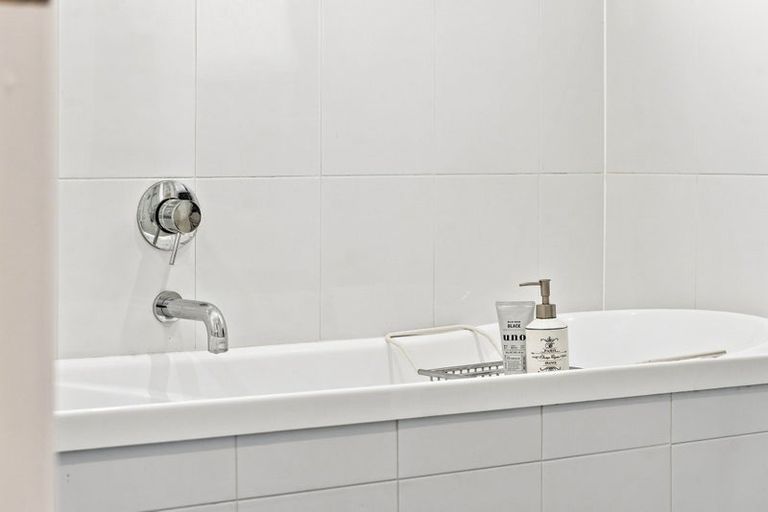 Photo of property in 199 Chelsea View Drive, Chatswood, Auckland, 0626