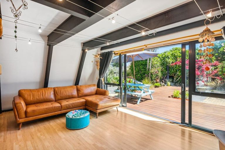 Photo of property in 10 Hastings Street, Waikanae Beach, Waikanae, 5036