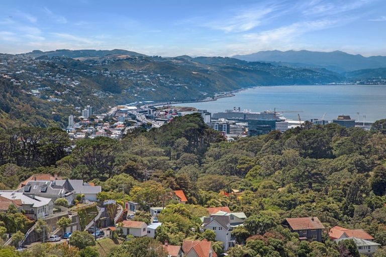 Photo of property in 25 Fairview Crescent, Kelburn, Wellington, 6012
