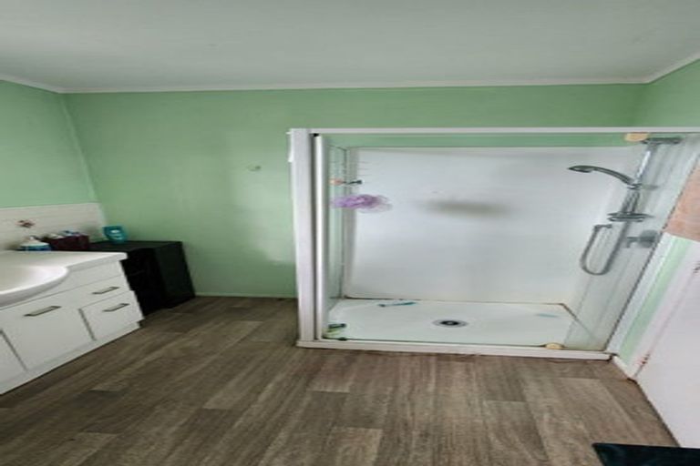 Photo of property in 15 Ellice Road, Totara Vale, Auckland, 0629