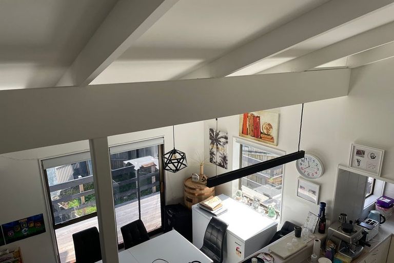 Photo of property in 42 Holyoake Place, Chatswood, Auckland, 0626