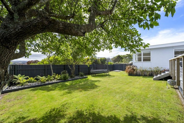 Photo of property in 50 Churton Drive, Churton Park, Wellington, 6037