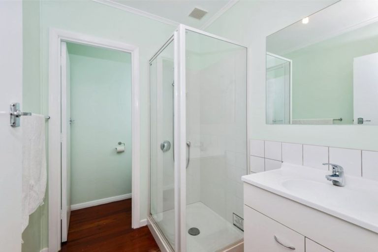 Photo of property in 7 Springside Place, New Lynn, Auckland, 0600