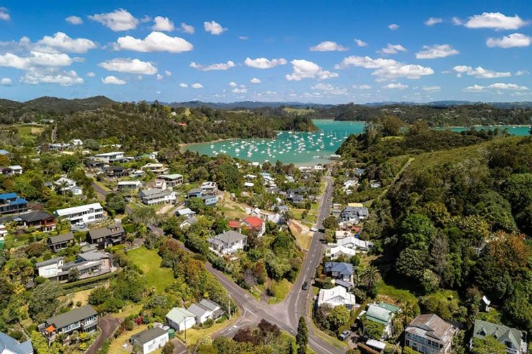 Photo of property in 9 Robertson Street, Russell, 0202