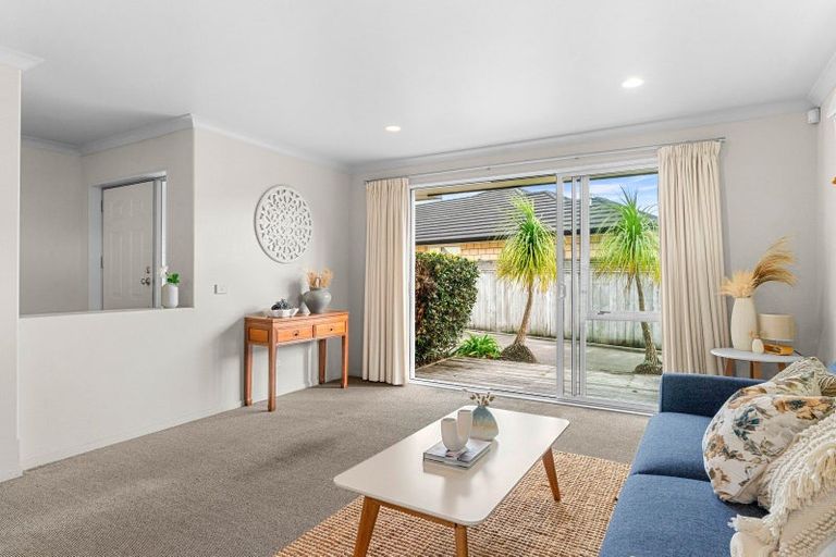 Photo of property in 11 Miami Place, One Tree Point, 0118