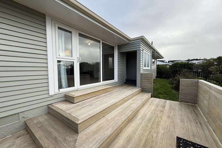 Photo of property in 52 Ruskin Road, Newlands, Wellington, 6037