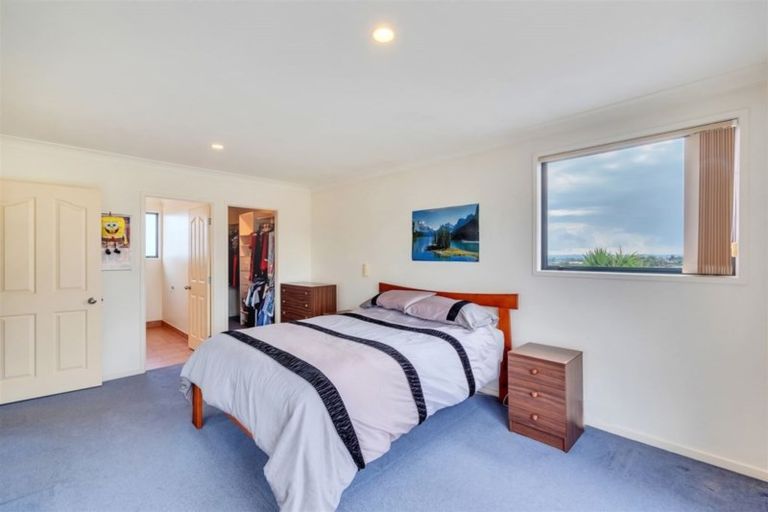 Photo of property in 1 Highfields Terrace, Henderson, Auckland, 0612