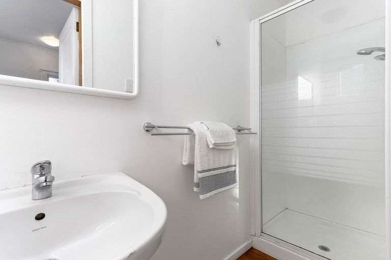 Photo of property in 53 Pupuke Road, Birkenhead, Auckland, 0627