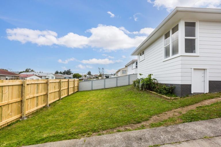 Photo of property in 32 Beauzami Crescent, Ascot Park, Porirua, 5024