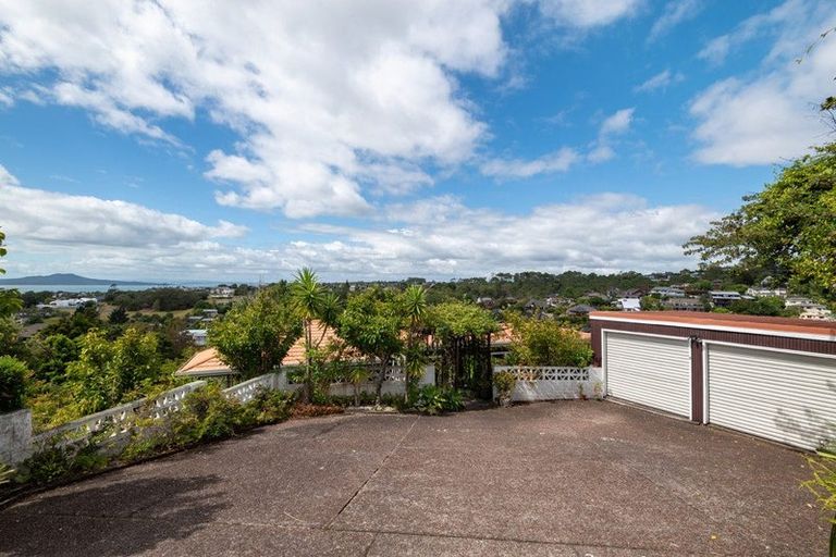 Photo of property in 8 Shearwater Rise, Rothesay Bay, Auckland, 0630
