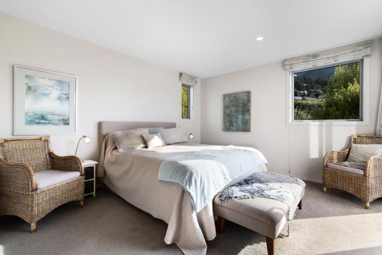 Photo of property in 9 Matakauri Place, Fernhill, Queenstown, 9300
