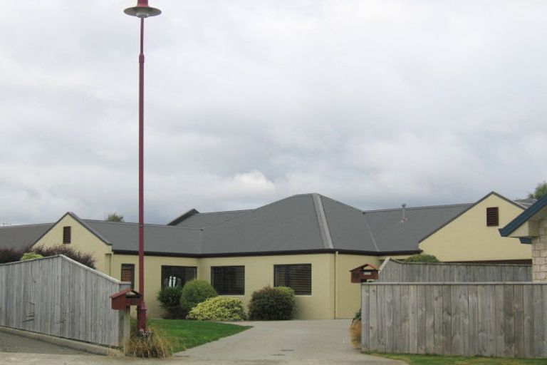 Photo of property in 15 Holcombe Drive, Paraparaumu, 5032