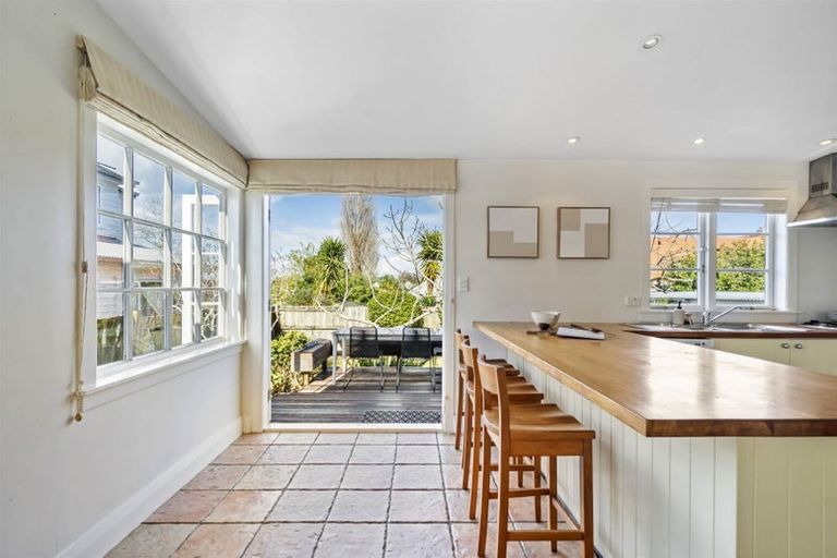 Photo of property in 10 Faulkner Road, Northcote Point, Auckland, 0627