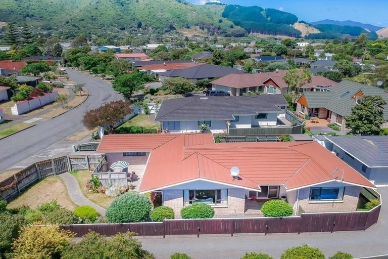Photo of property in 6 Rewarewa Crescent, Waikanae, 5036