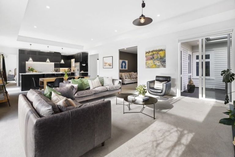 Photo of property in 33 Little Alpha Loop, Wanaka, 9305