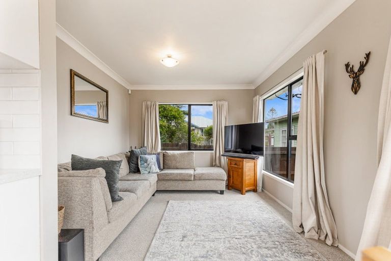 Photo of property in 2 Laura Street, Kelston, Auckland, 0602