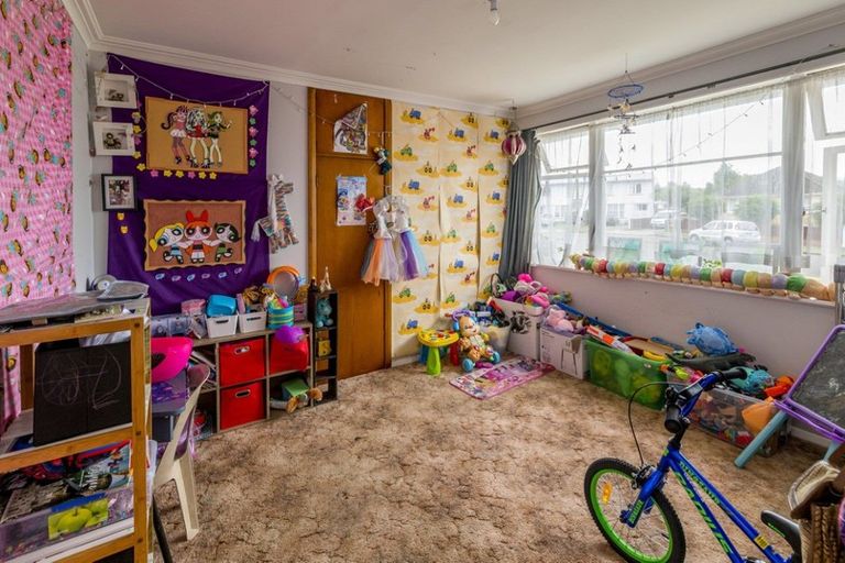 Photo of property in 1 Kauri Street, Levin, 5510