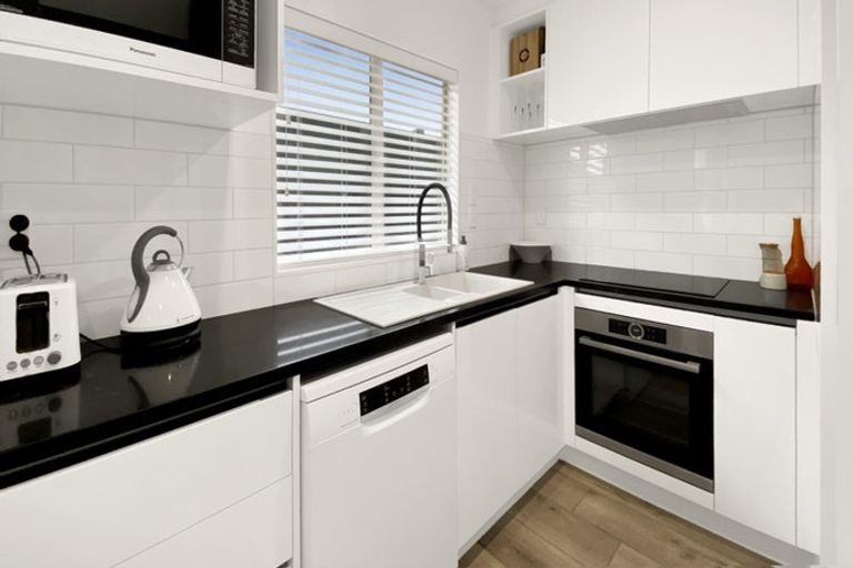 Photo of property in 2/49 Fields Parade, Oteha, Auckland, 0632