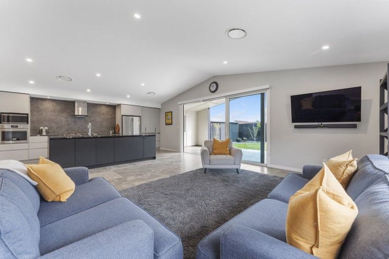 Photo of property in 16 Ivy Lane, Kelvin Grove, Palmerston North, 4414