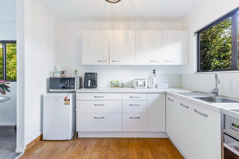 Photo of property in 1/6 Peterhouse Place, West Harbour, Auckland, 0618