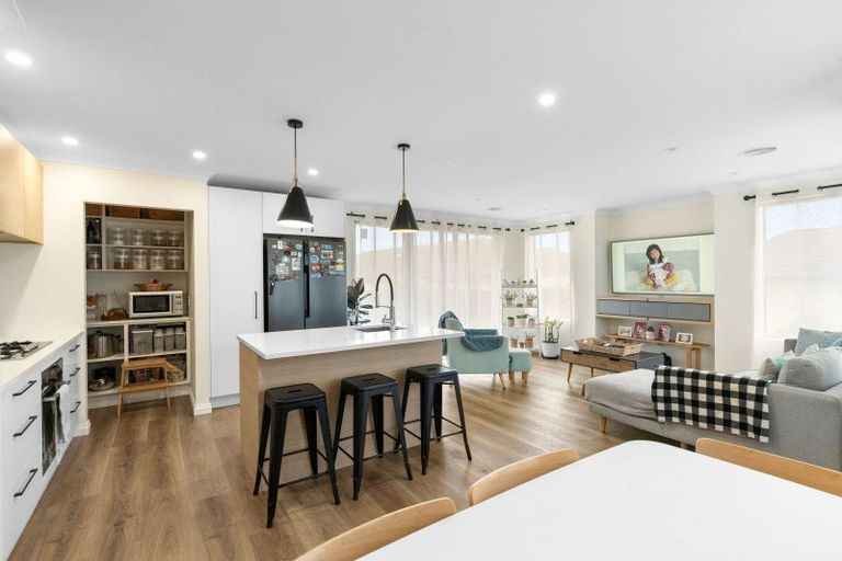 Photo of property in 6 Albizia Grove, Waikanae, 5036