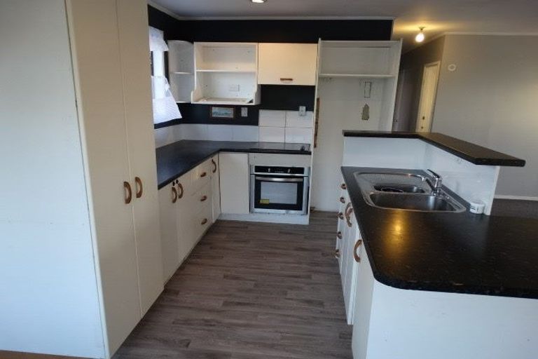 Photo of property in 28 Beauchamp Drive, Massey, Auckland, 0614