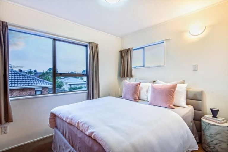 Photo of property in 2/17 Oliver Street, Point Chevalier, Auckland, 1022