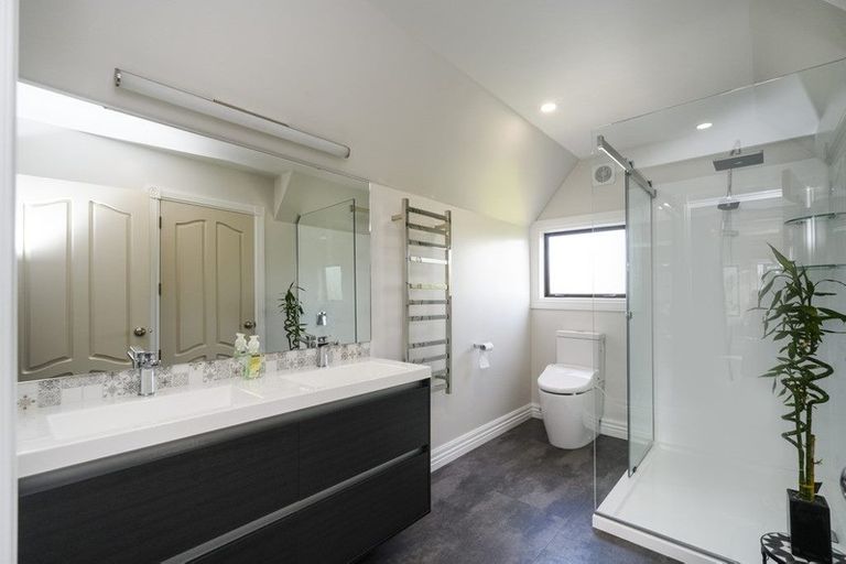 Photo of property in 21 Springdale Grove, Fitzherbert, Palmerston North, 4410