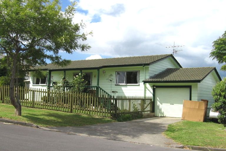 Photo of property in 1 Van Dyke Place, West Harbour, Auckland, 0618