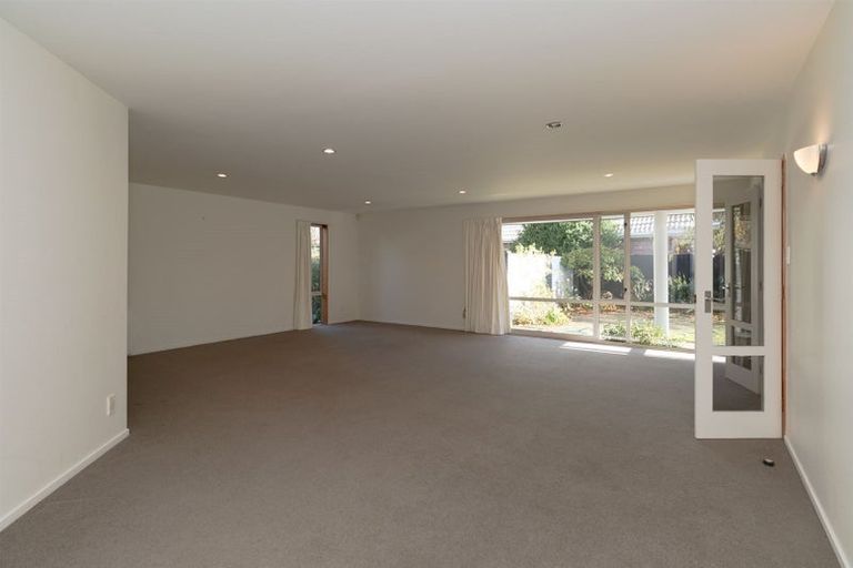 Photo of property in 16 Huntingdon Place, Avonhead, Christchurch, 8042