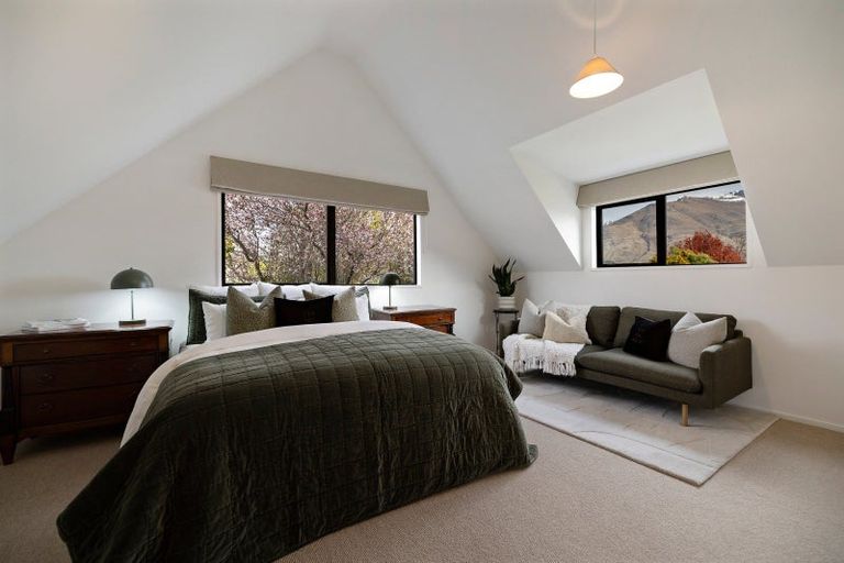 Photo of property in 14 Oregon Drive, Kelvin Heights, Queenstown, 9300