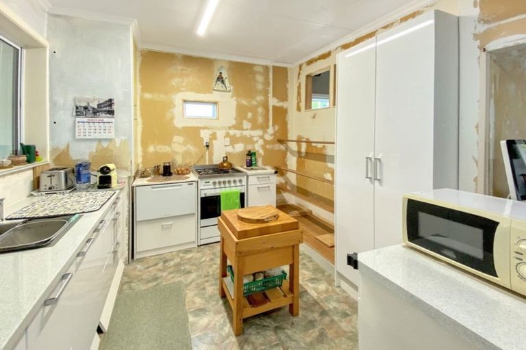 Photo of property in 8 Paraekaretu Street, Hunterville, 4730