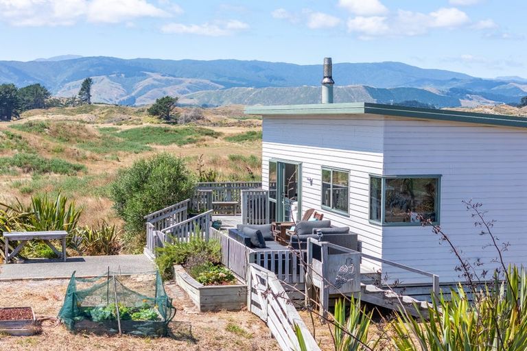 Photo of property in 17 Henham Lane, Waikawa Beach, Levin, 5573