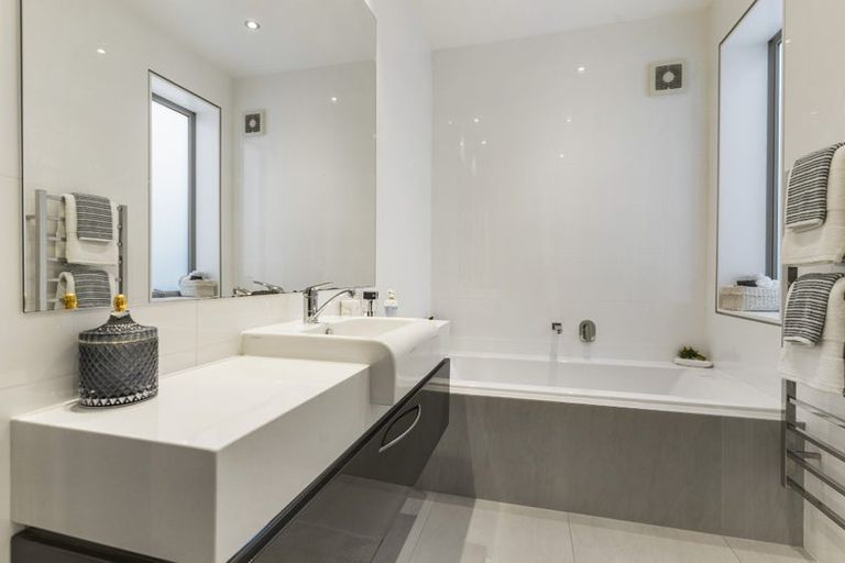 Photo of property in 4a Beach Road, Castor Bay, Auckland, 0620