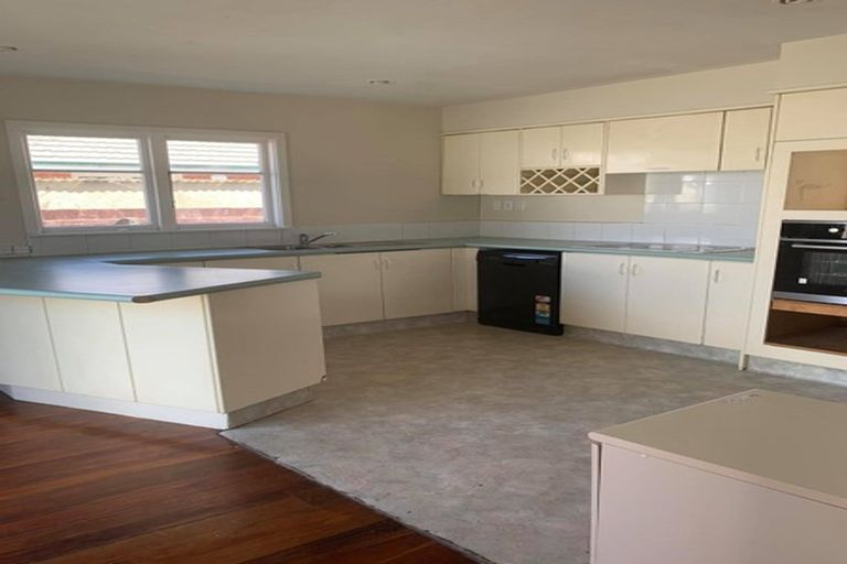 Photo of property in 18 Avonhead Road, Avonhead, Christchurch, 8042