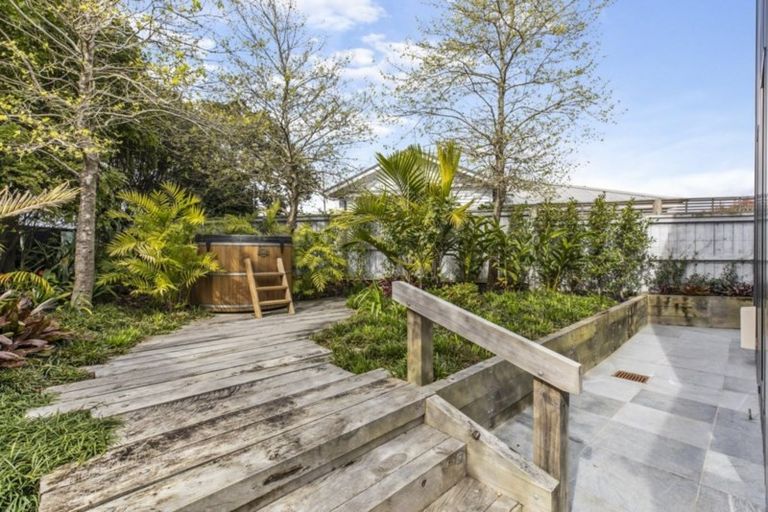 Photo of property in 1g Eversleigh Road, Belmont, Auckland, 0622