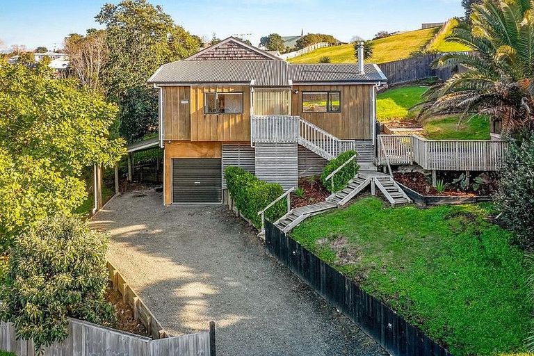 Photo of property in 15 Empressa Heights, Helensville, 0800