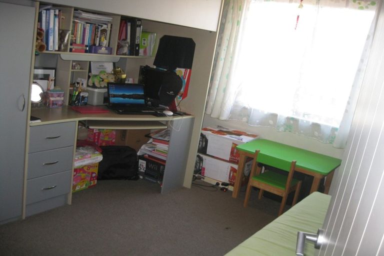 Photo of property in 50a Miles Crescent, Newlands, Wellington, 6037