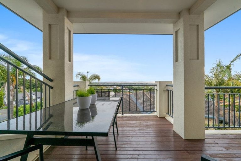 Photo of property in 56 Ribbonwood Crescent, Goodwood Heights, Auckland, 2105
