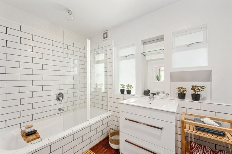 Photo of property in 107 Vauxhall Road, Narrow Neck, Auckland, 0624