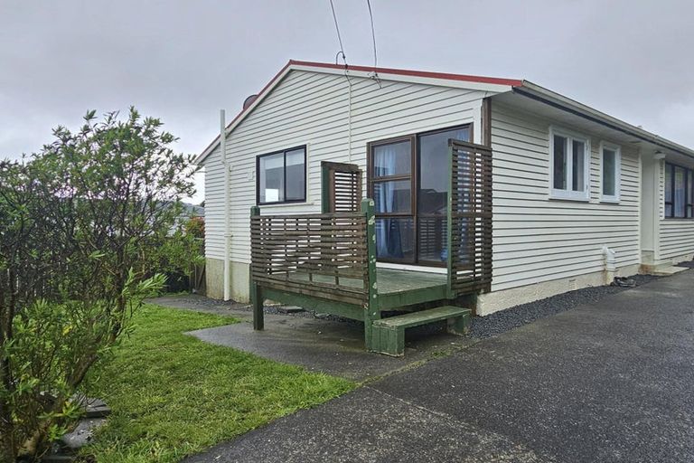 Photo of property in 81a Black Rock Road, Newlands, Wellington, 6037