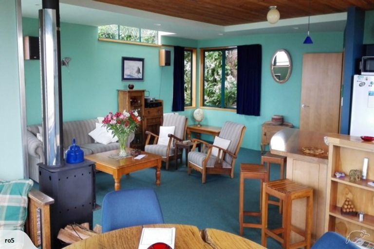 Photo of property in 166 The Esplanade, Houghton Bay, Wellington, 6023