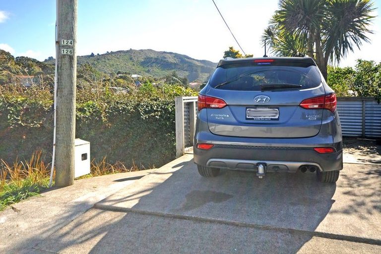 Photo of property in 126 Creswick Terrace, Northland, Wellington, 6012