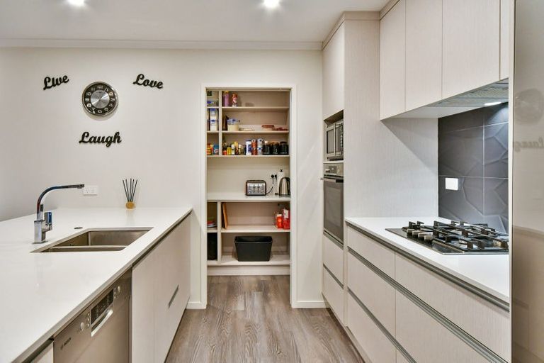 Photo of property in 16 James Elliot Way, Pokeno, 2402