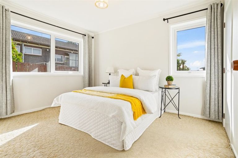 Photo of property in 2/8 Pamela Place, New Lynn, Auckland, 0600